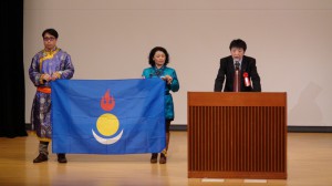 南モンゴル自由民主運動の旗と演説するダイチン代表。